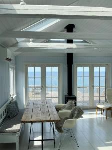 - un salon avec une table et une vue sur l'océan dans l'établissement Cosy Holiday Home With Magical Views Near Vejby, à Vejby