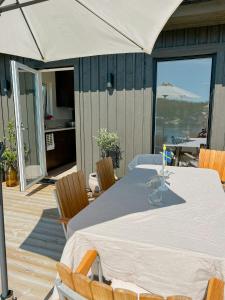 Μπαλκόνι ή βεράντα στο Seaview Cabin With Terrace Near Nature +30 φωτογραφίες