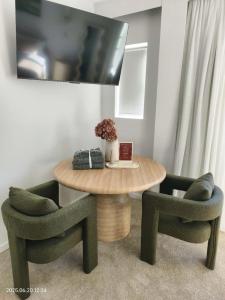 TV a/nebo společenská místnost v ubytování KozyGuru | Forestville | Modern Hotel-Style Studio