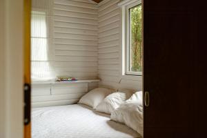 Letto o letti in una camera di Wild Nature Experience And Art In New Setting