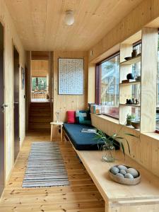 Et opholdsområde på Architect-Designed Cabin With Sea View In Loshavn