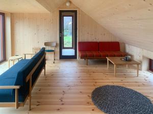 Et opholdsområde på Architect-Designed Cabin With Sea View In Loshavn