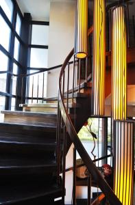 eine Treppe mit gelben und schwarzen Geländern in einem Gebäude in der Unterkunft Spring City Resort in Taipeh