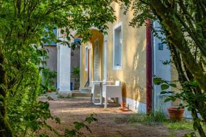 ein Tisch und Stühle vor einem Gebäude in der Unterkunft Design Apartment In The Historic Mittermurnthal in Neunburg vorm Wald