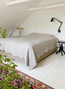 Ένα ή περισσότερα κρεβάτια σε δωμάτιο στο Charming Artists House In Söderåkra