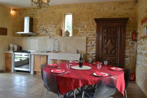 Nhà bếp/bếp nhỏ tại Historic Residence Overlooking The Dordogne