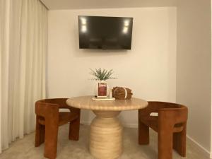 TV a/nebo společenská místnost v ubytování KozyGuru | Forestville | Boutique Style Studio Apt