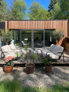 En hage utenfor Home With Large Plot In Asserbo Plantation + 30 bilder
