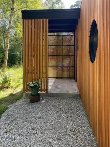 En hage utenfor Home With Large Plot In Asserbo Plantation