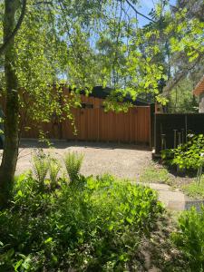 En hage utenfor Home With Large Plot In Asserbo Plantation