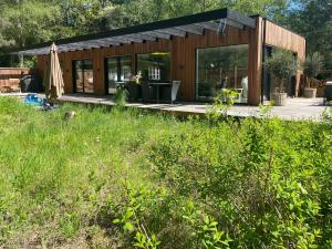 En hage utenfor Home With Large Plot In Asserbo Plantation
