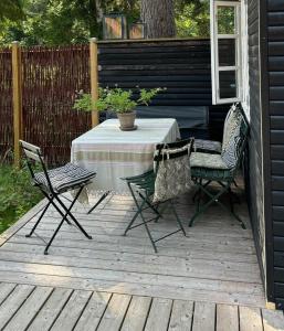 En uteplass på Home With Large Plot In Asserbo Plantation