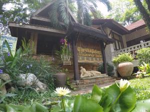 En trädgård utanför The Old Palace Resort Klong Sa Bua
