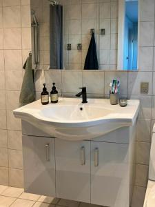 Koupelna v ubytování Charming Town House In Thyborøn Near The North Sea + 18 fotografií