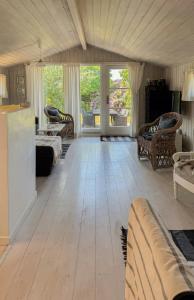 Μια τηλεόραση ή/και κέντρο ψυχαγωγίας στο Family-Friendly Summer House Near The Beach