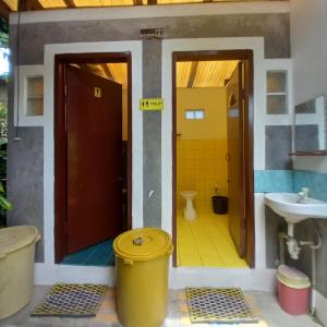 a bathroom with a toilet and a sink at Villa Evergreen Restaurant and Rooms in San Vicente