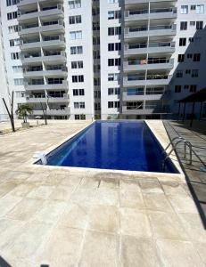 a swimming pool in front of a tall building at 4BRR Apto Luxury Palmetto 403 in Valledupar