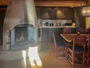 cocina con chimenea en el medio de una habitación en Mountain Cabin Near Dovre With Panoramic View, en Oppdal