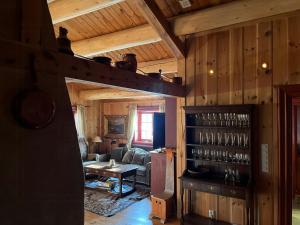 una sala de estar con un sofá y una mesa en Mountain Cabin Near Dovre With Panoramic View, en Oppdal
