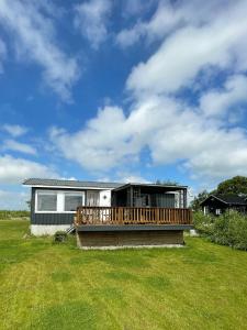 Byggingin sem sumarhúsið er í