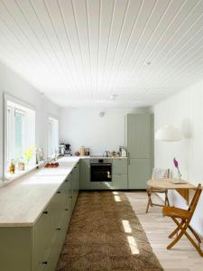 Nhà bếp/bếp nhỏ tại Home On Natural Plot Near Gudmindrup Beach