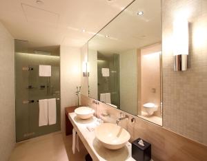 Bilik mandi di Oryx Airport Hotel -Transit Only
