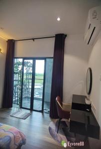 クチンにあるEyvone Homestay Princeton Suites Kuching Airportのデスク、テーブル、椅子が備わる客室です。 +15枚の写真