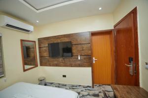 TV a/nebo společenská místnost v ubytování Masters Class Hotel