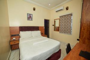 Postel nebo postele na pokoji v ubytování Masters Class Hotel