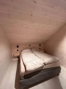 Katil atau katil-katil dalam bilik di Modern Cabin With A Personal Touch