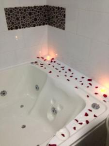 a white bath tub with hearts on the side of it at I BBBSAI Casa Vacacional en San Andres Islas – Alquiler in San Andrés