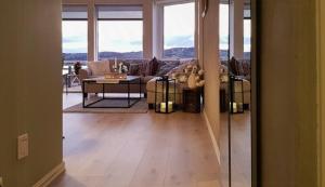 un soggiorno con un divano e un tavolo di Seaside Dream Cabin With Jacuzzi a Steinsland