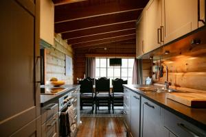 Kuchyň nebo kuchyňský kout v ubytování Charming And Cozy Timber Cabin In Sirdal