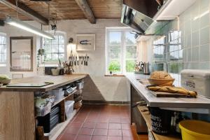 a large kitchen with a counter top and a counter top at Experience The Sea And Starling Murmuration in Kolby Kås