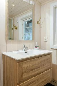 un baño con lavabo y espejo en Family Cabin With Two Units At Sjusjøen, en Sjusjøen