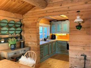 Una cocina o cocineta en Idyllic Log Cabin At Nordseter
