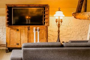 Televisyen dan/atau pusat hiburan di Guesthouse In Historic Country Style