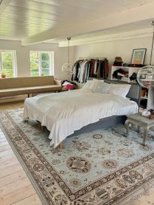 Un dormitorio con una cama grande y una alfombra. en Historic Skipper Farm Near Nordby Hills And Beach, en Nordby