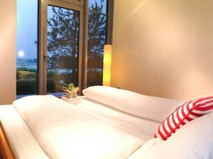 Ένα ή περισσότερα κρεβάτια σε δωμάτιο στο Glass Loft With Endless Water View