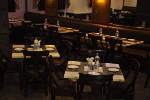 Restaurant ou autre lieu de restauration dans l'établissement Hotel Khalsa Palace