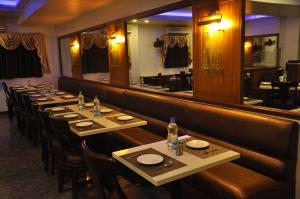 Restaurant ou autre lieu de restauration dans l'établissement Hotel Khalsa Palace