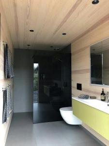 Bilik mandi di Modern Light Neo Cabin On Bjefell