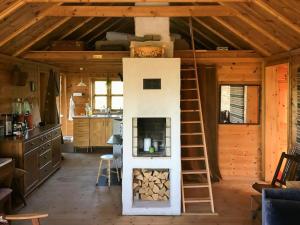 Posezení v ubytování Charming Artist's Cabin With Sea View Near Bergen