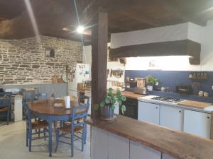Kuchyňa alebo kuchynka v ubytovaní Chambres d'hôtes Domaine La Touche