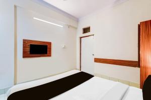 Postel nebo postele na pokoji v ubytování Hotel O Paradise Circle