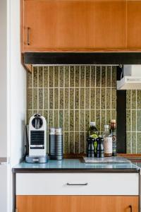 un comptoir de cuisine avec un grille-pain dessus dans l'établissement 60S Cabin With Vintage Finds And Wild Surroundings, à Tjørneholm 10 autres photos