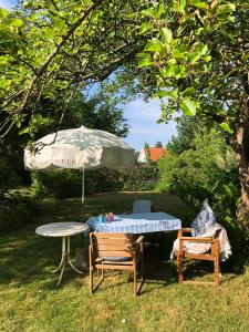 En have udenfor Thatched Cottage Near Dronningmølle Beach