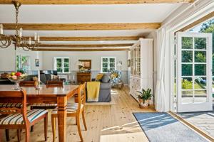 LjungbyhedにあるClassic Home In Peaceful Oasisのテーブルのあるダイニングルームとリビングルーム