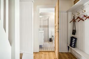 LjungbyhedにあるClassic Home In Peaceful Oasisのシャワー付きのバスルームのある廊下 +23枚の写真
