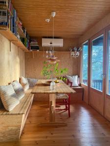 ein Esszimmer mit Tisch und Couch in der Unterkunft Relaxing Archipelago Cottage Near Stockholm in Muskö